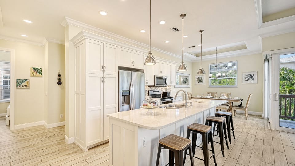 Kitchen with island and breakfast bar.