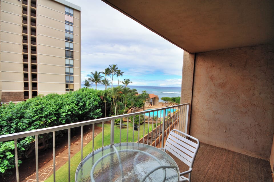 Only steps to the ocean, shops and eateries