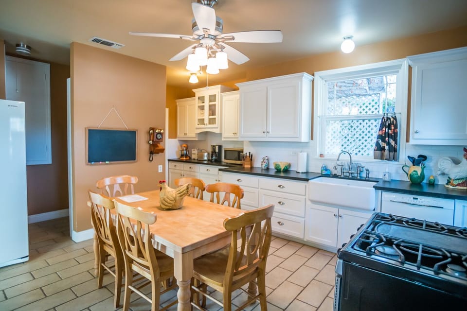 Dining Area - Dining table with 6 chairs in the kitchen
