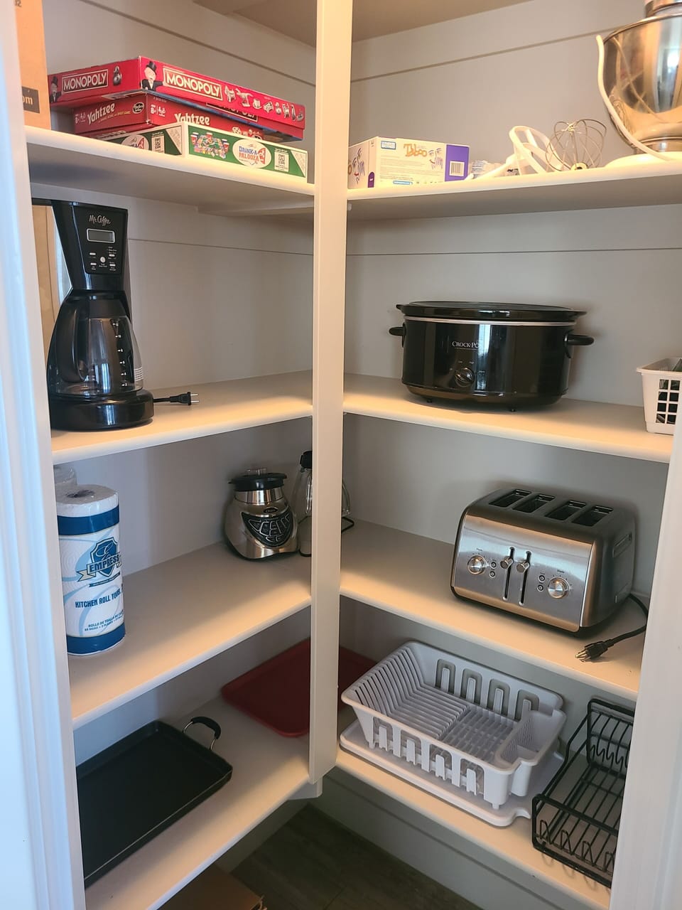 Pantry - Inside the pantry you will find the appliances available for you to use during your stay.