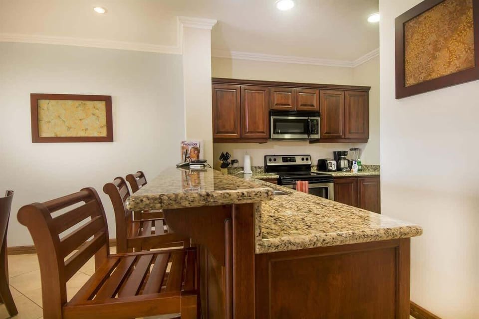 Breakfast bar, gourmet kitchen