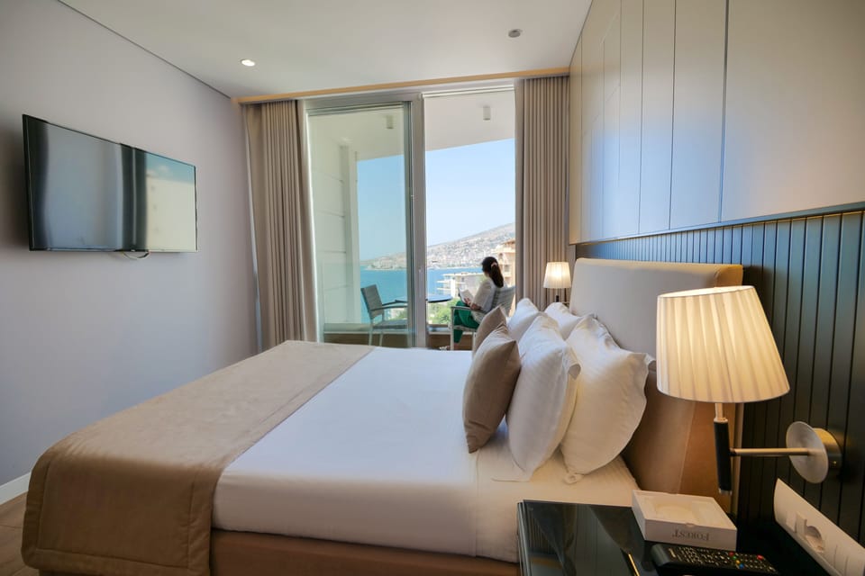Deluxe Suite, Sea View | Minibar, desk, soundproofing, WiFi (free)