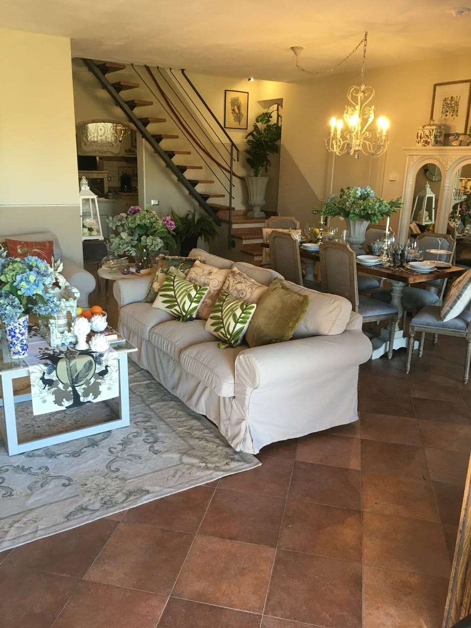 Interior Design, Wall, Stairs, Houseplant, Molding, Balcony, Floral Design, Baluster