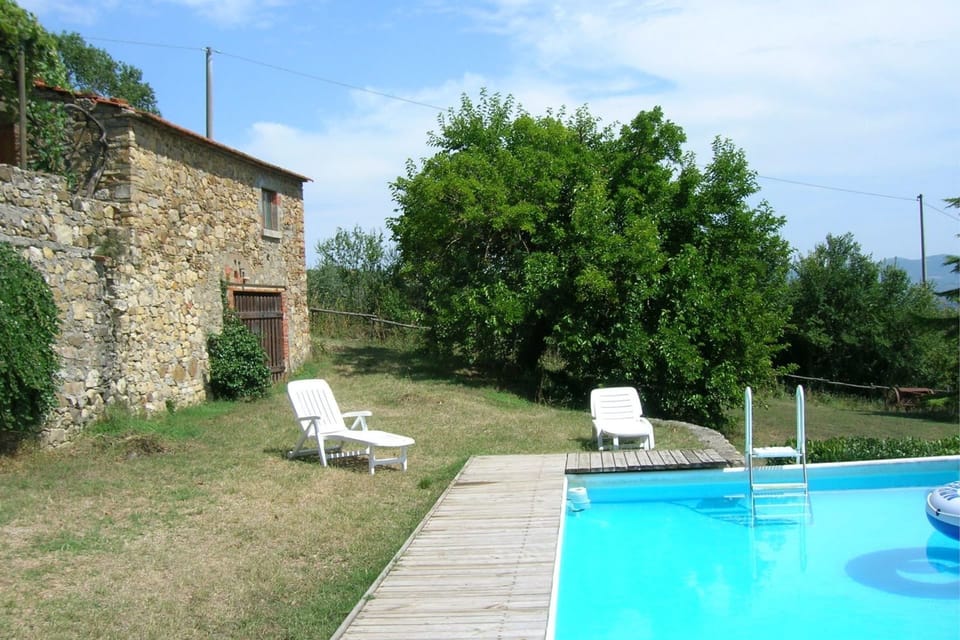 Plant, Sky, Water, Cloud, Green, Building, Blue, Swimming Pool, Tree, Outdoor Furniture