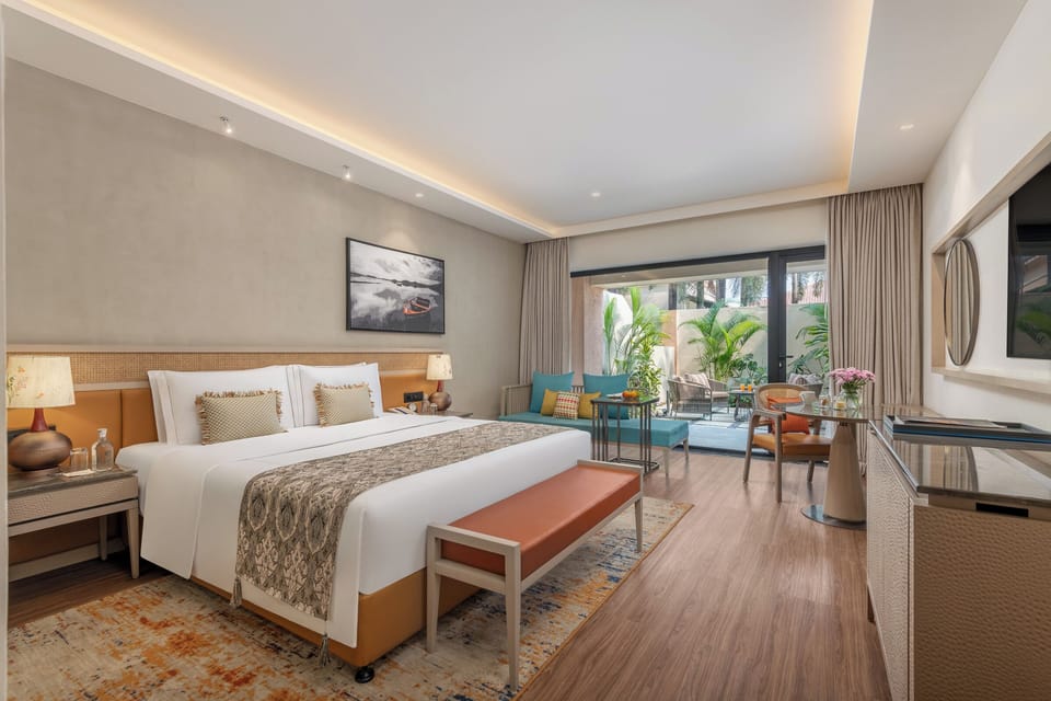 Deluxe Room, 1 King Bed | Egyptian cotton sheets, premium bedding, minibar, in-room safe