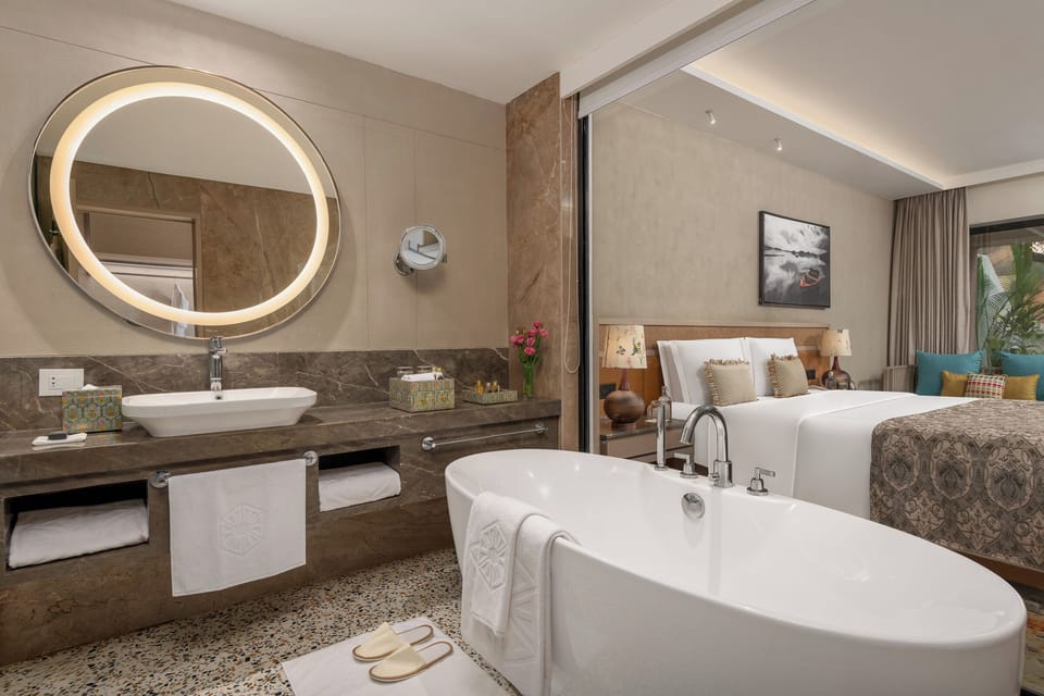 Deluxe Room, 1 King Bed | Bathroom | Combined shower/tub, rainfall showerhead, free toiletries, hair dryer