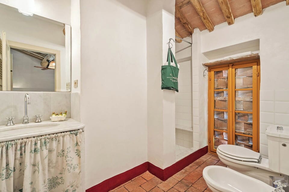 Wall, Flooring, Plumbing Fixture, Bathroom, Interior Design, Bathroom Sink, Floor, Sink, Ceiling, Plumbing
