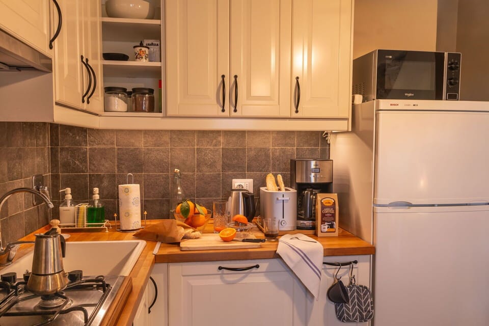 Kitchen Appliance, Kitchen, Countertop, Major Appliance, Cabinetry, Furniture, Home Appliance, Small Appliance, Interior Design, Kitchen Stove