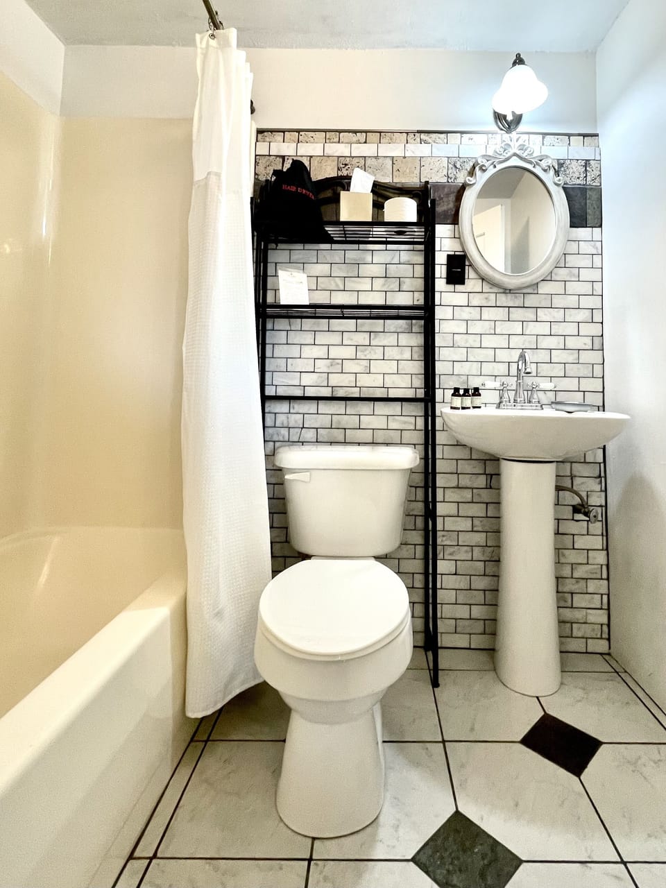 Standard Room, 1 Queen Bed, Non Smoking (Room 202) | Bathroom | Designer toiletries, hair dryer, towels, soap