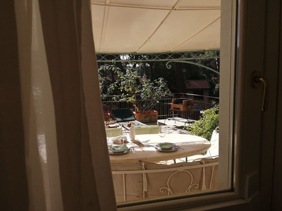 Furniture, Chair, Table, Interior Design, Shade, Kitchen & Dining Room Table, Glass, Restaurant, Outdoor Table, Outdoor Furniture