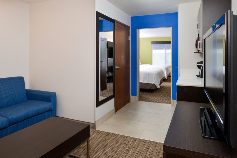 In-room safe, desk, iron/ironing board, WiFi