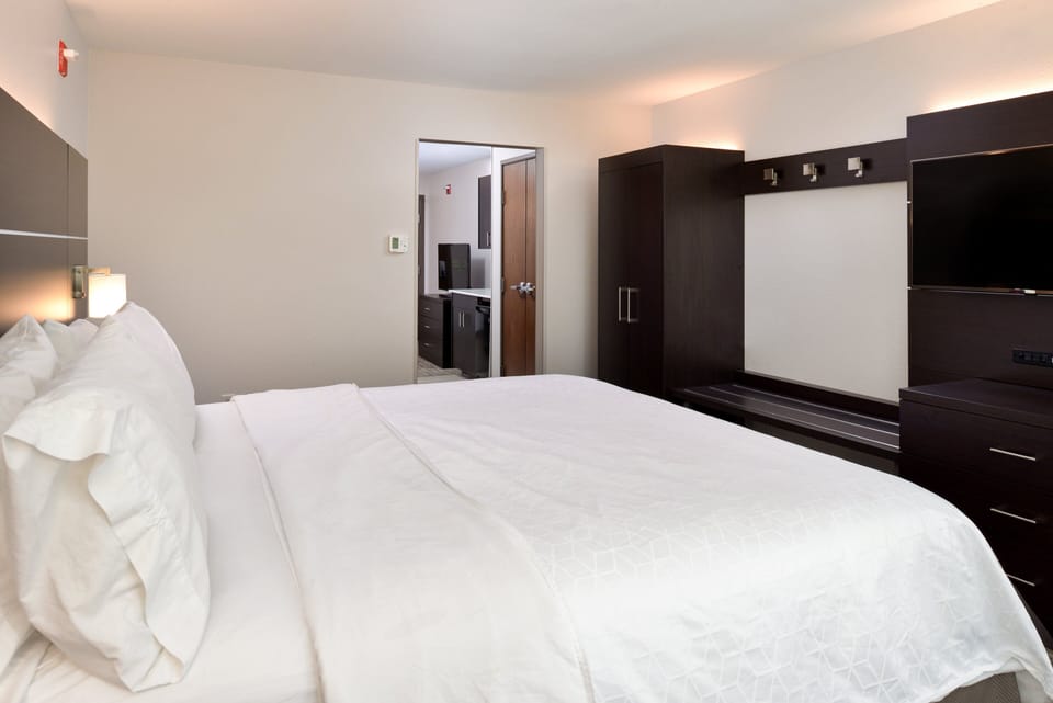 Standard Room, 1 King Bed | In-room safe, desk, iron/ironing board, WiFi