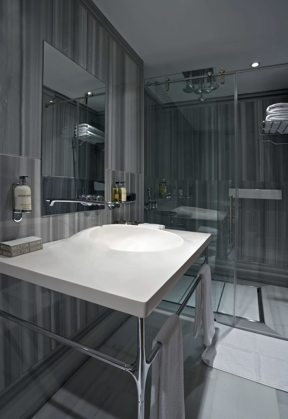 Shower, rainfall showerhead, free toiletries, hair dryer