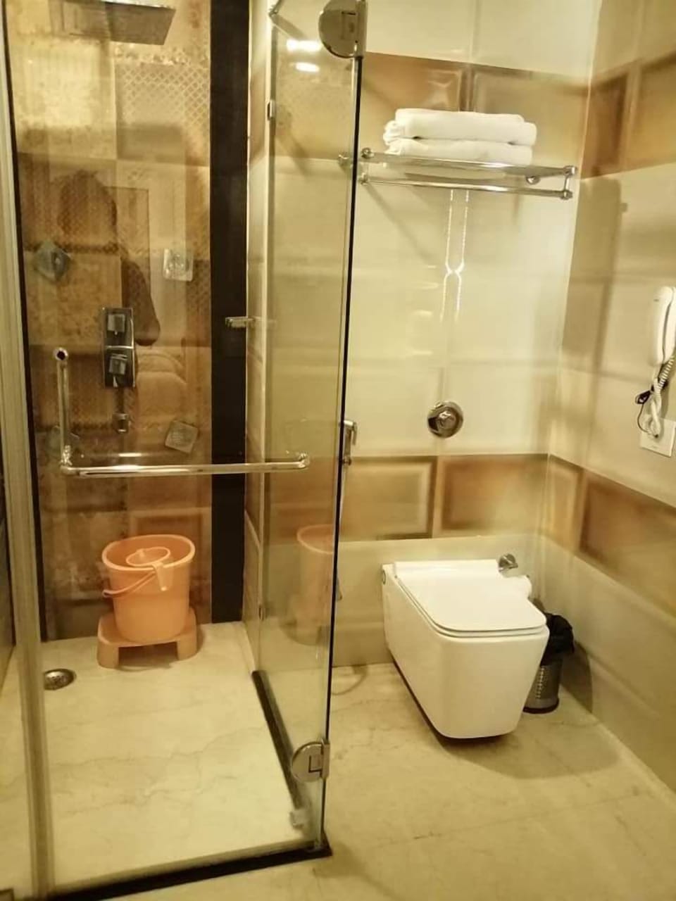 Executive Room | Bathroom | Shower, free toiletries, towels