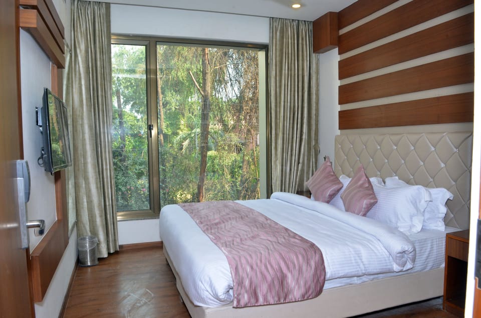 Deluxe Double Room, Non Smoking, Park View | Minibar, in-room safe, iron/ironing board, free WiFi