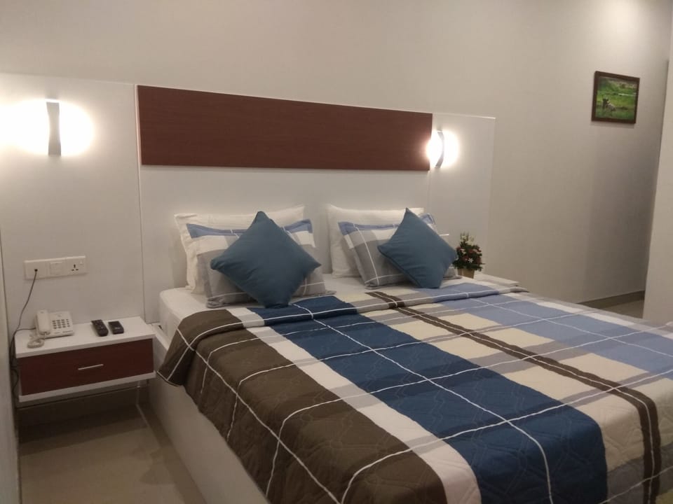 1 bedroom, hypo-allergenic bedding, minibar, in-room safe
