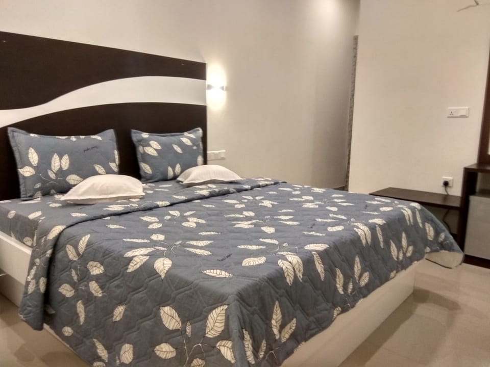 1 bedroom, hypo-allergenic bedding, minibar, in-room safe