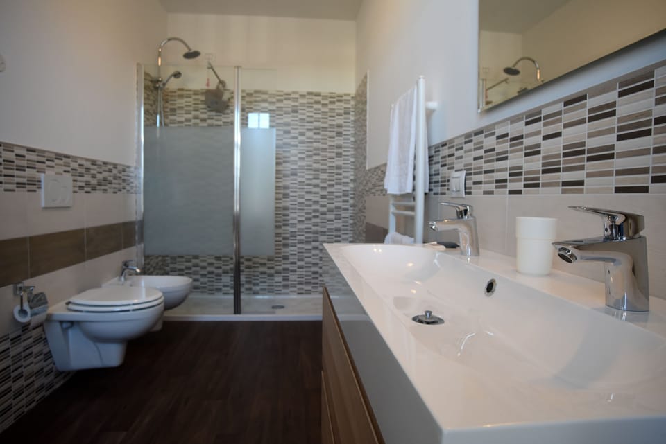 Deluxe Triple Room | Bathroom | Shower, rainfall showerhead, free toiletries, hair dryer