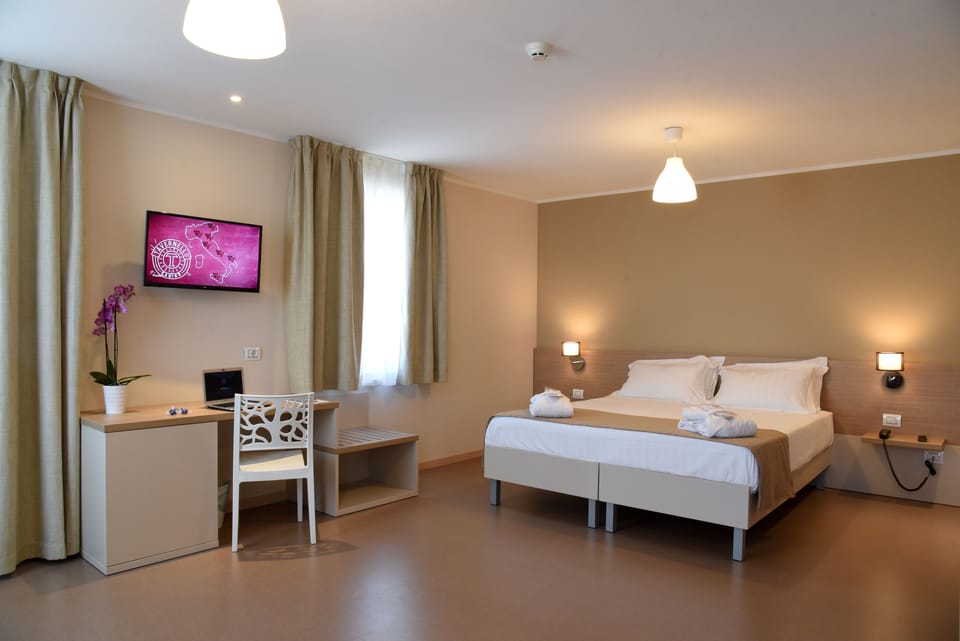 Deluxe Triple Room | Desk, blackout drapes, soundproofing, cribs/infant beds