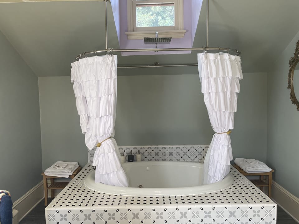 Romantic Room, 1 Queen Bed, Non Smoking, Jetted Tub | Bathroom | Designer toiletries, hair dryer, bathrobes, towels