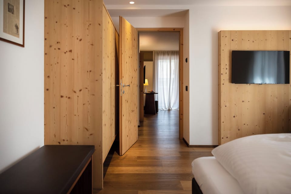 Suite, Mountain View | Free WiFi, bed sheets