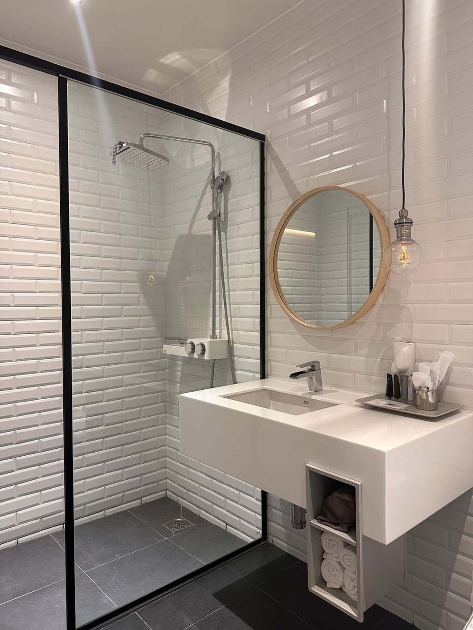 Deluxe Twin Room, Park View (No Breakfast on Mondays) | Bathroom | Free toiletries, hair dryer, bathrobes, slippers
