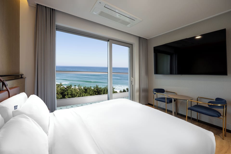 Deluxe Terrace Double Ocean | Blackout drapes, free WiFi