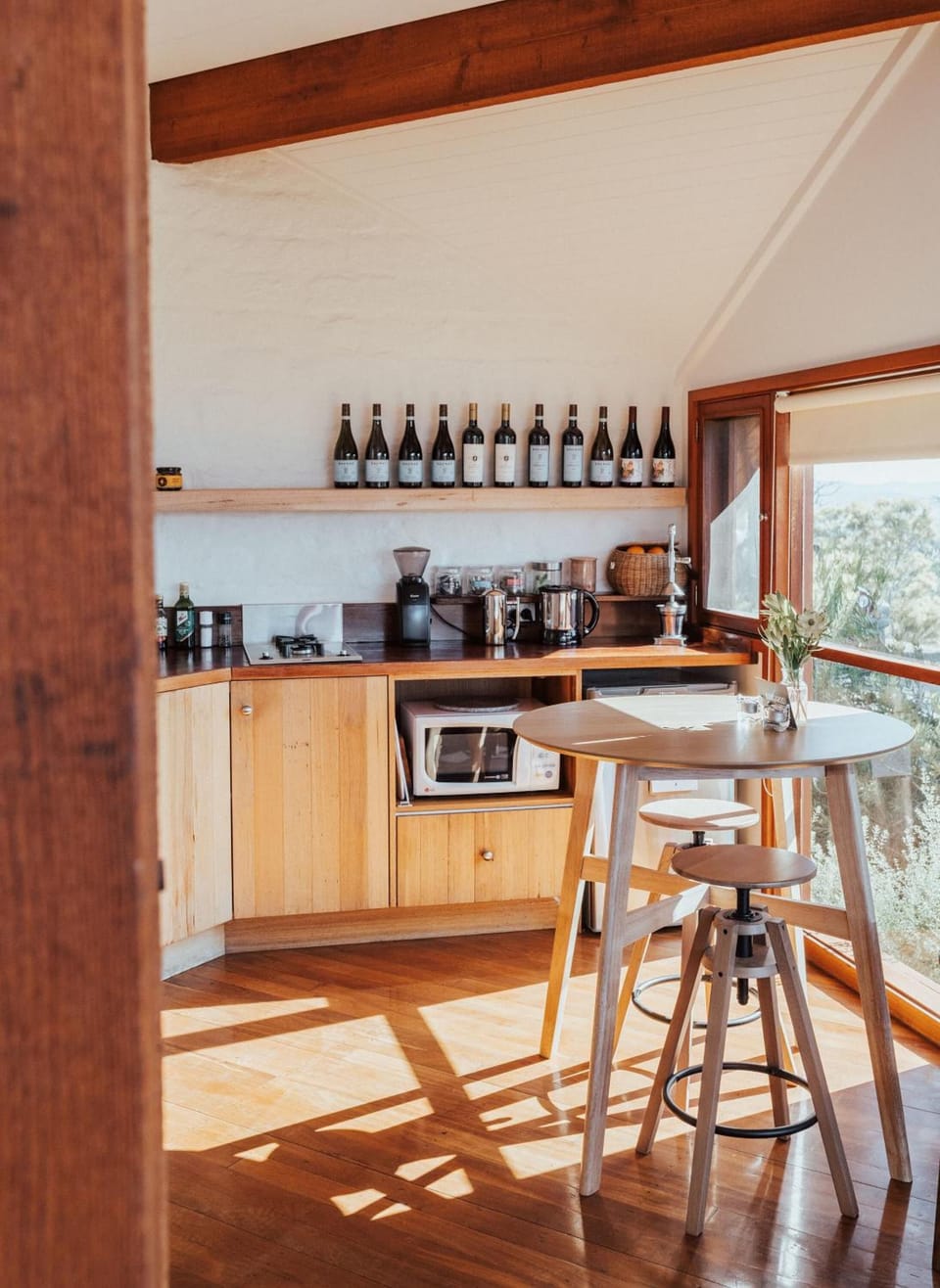 Coffee/tea maker, fridge, stovetop, electric kettle