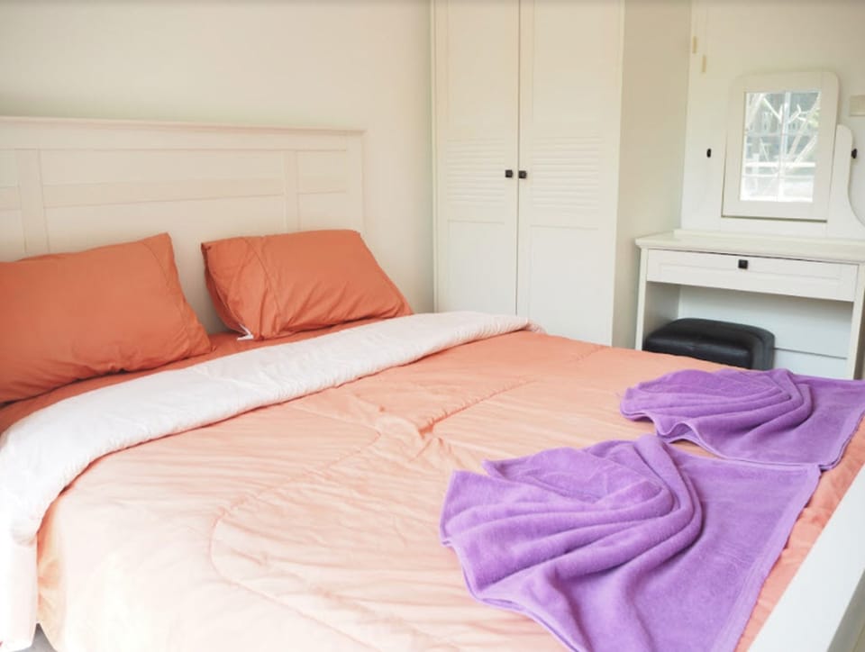 5-Bedroom House | 5 bedrooms, free WiFi