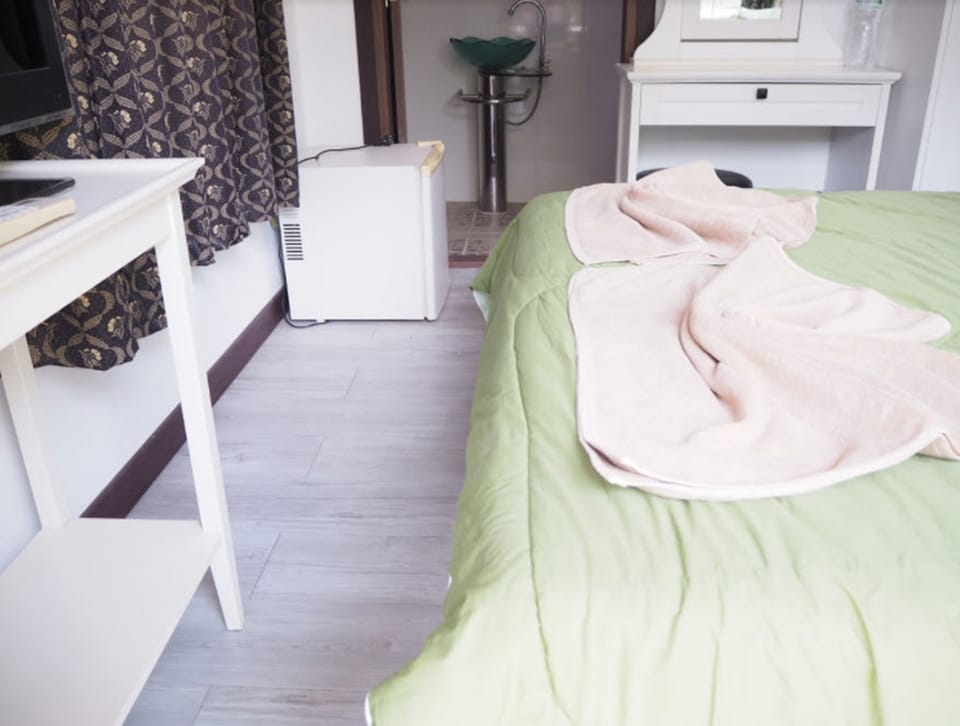 5-Bedroom House | Room amenity