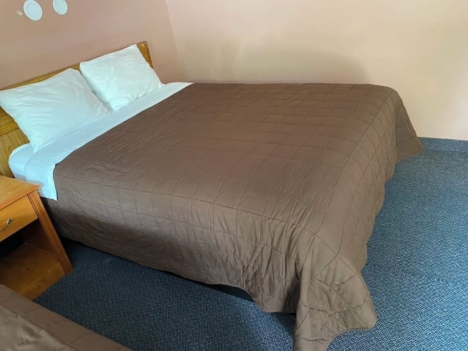 Room, 1 Queen Bed, Non Smoking | WiFi (free), bed sheets