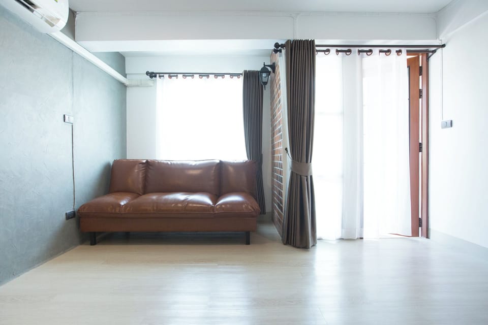 Deluxe Double Room, 1 King Bed, Microwave, Garden View | Living area