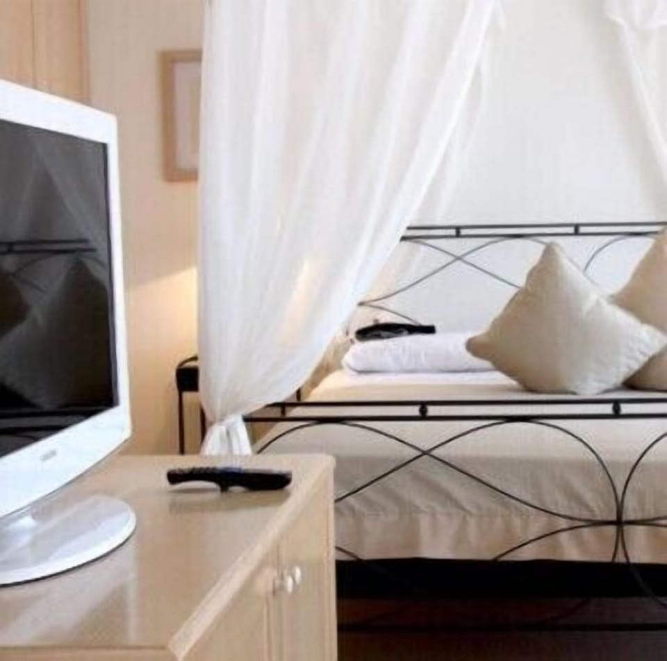 Junior Suite | Minibar, in-room safe, desk, soundproofing