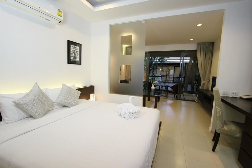 Deluxe Studio Room | In-room safe, desk, blackout drapes, soundproofing