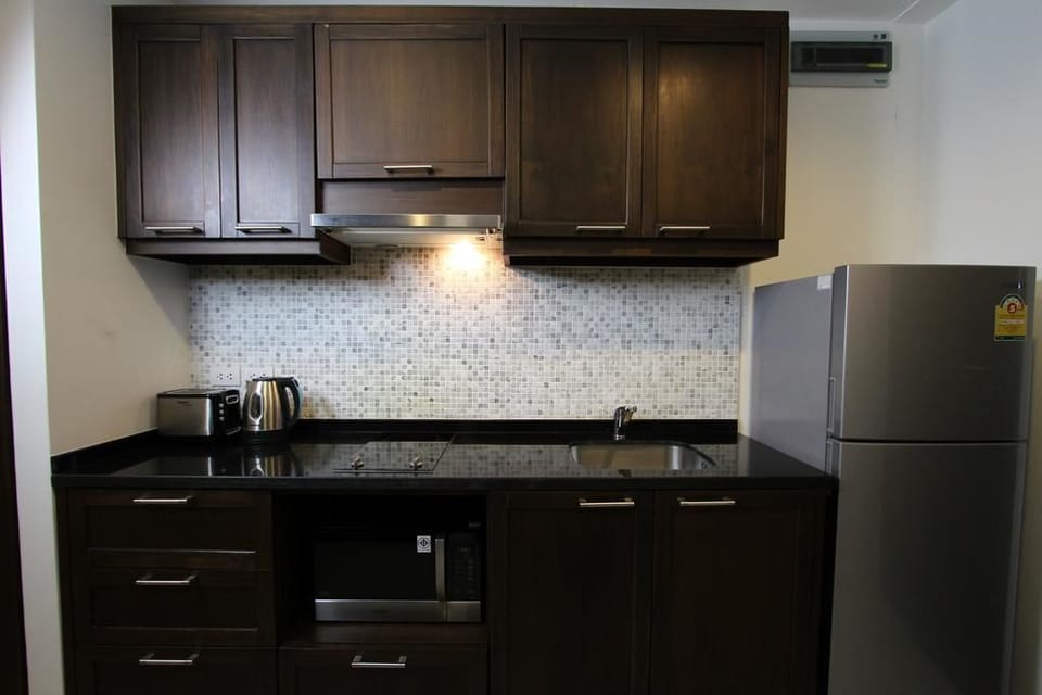 Coffee/tea maker, fridge, microwave (on request), stovetop