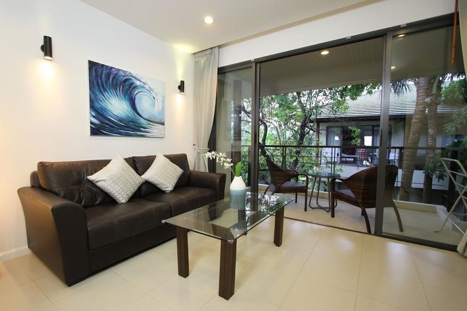 1 Bedroom Suite | Living area | Flat-screen TV