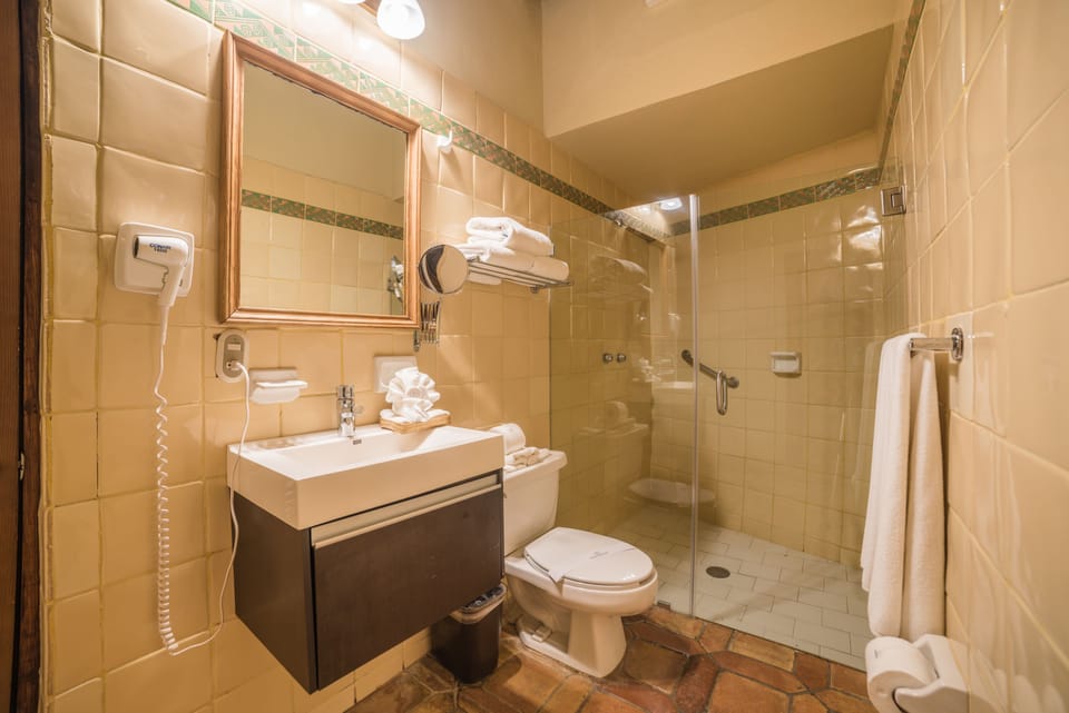 Standard Double Room | Bathroom shower