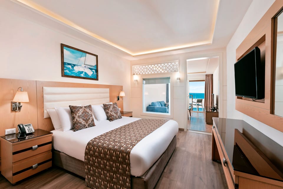 Junior Suite with Sea View | Minibar, in-room safe, blackout drapes, soundproofing