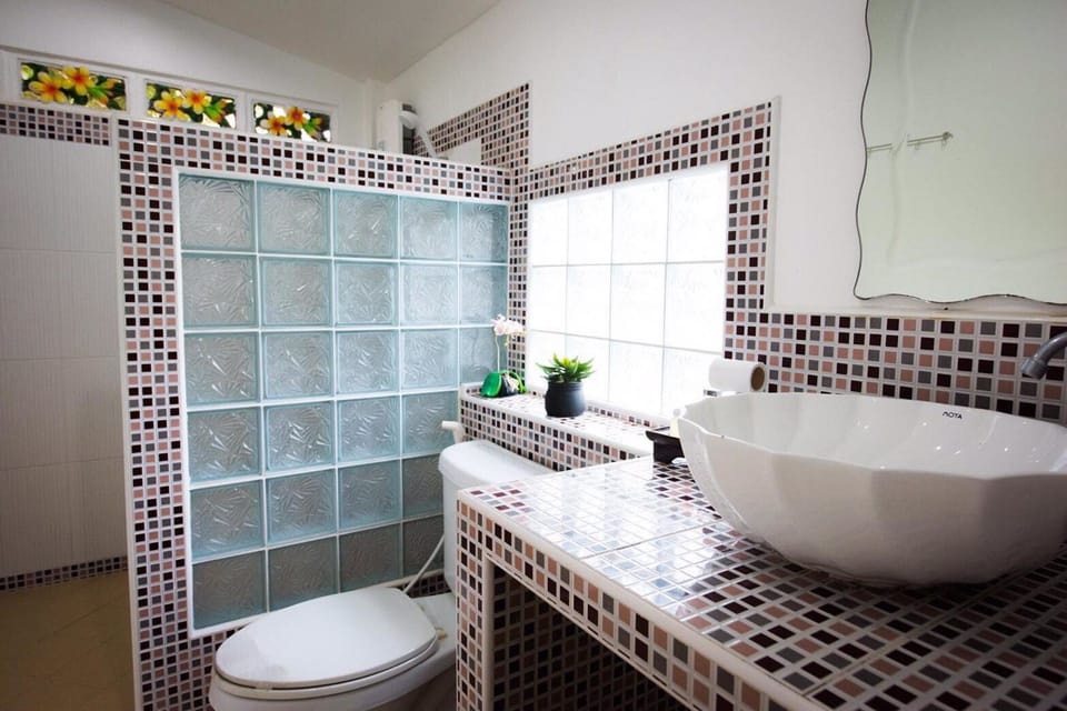 Villa | Bathroom | Shower, free toiletries, towels