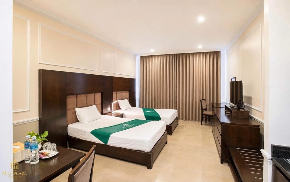 Business Twin Room | Minibar, in-room safe, desk, laptop workspace