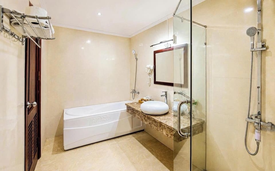 Shower, hydromassage showerhead, free toiletries, hair dryer