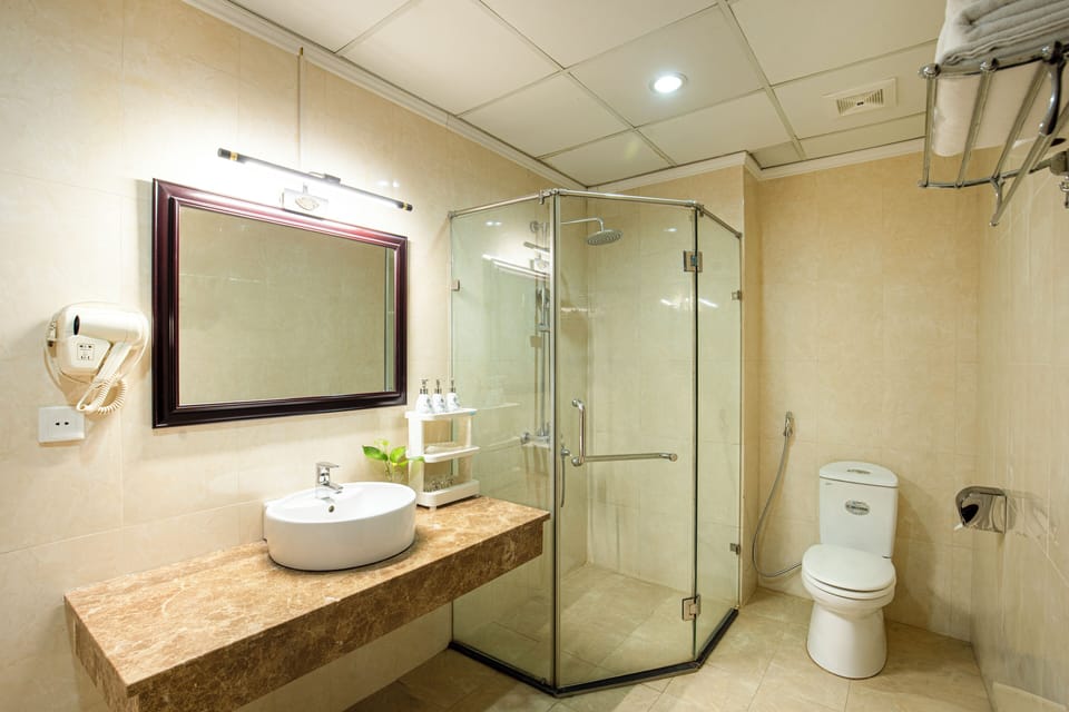 VIP Room			 | Bathroom | Shower, hydromassage showerhead, free toiletries, hair dryer
