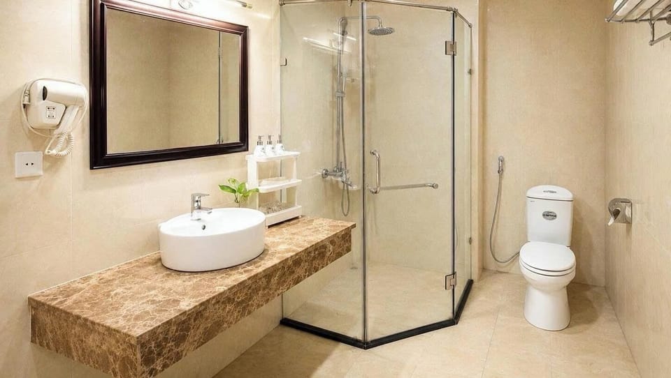 Elite Triple Room | Bathroom | Shower, hydromassage showerhead, free toiletries, hair dryer