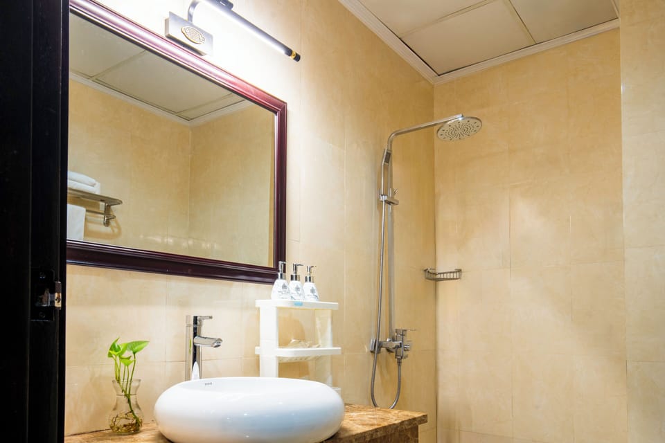 Executive Suite | Bathroom | Shower, hydromassage showerhead, free toiletries, hair dryer
