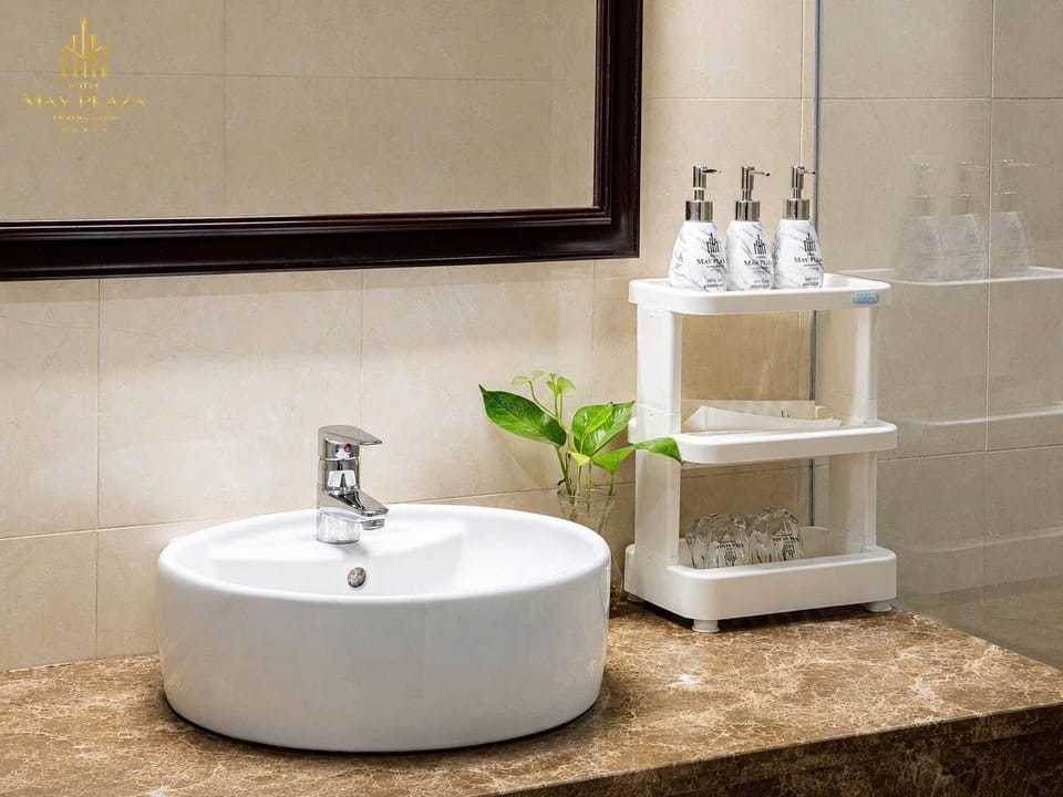 Shower, hydromassage showerhead, free toiletries, hair dryer
