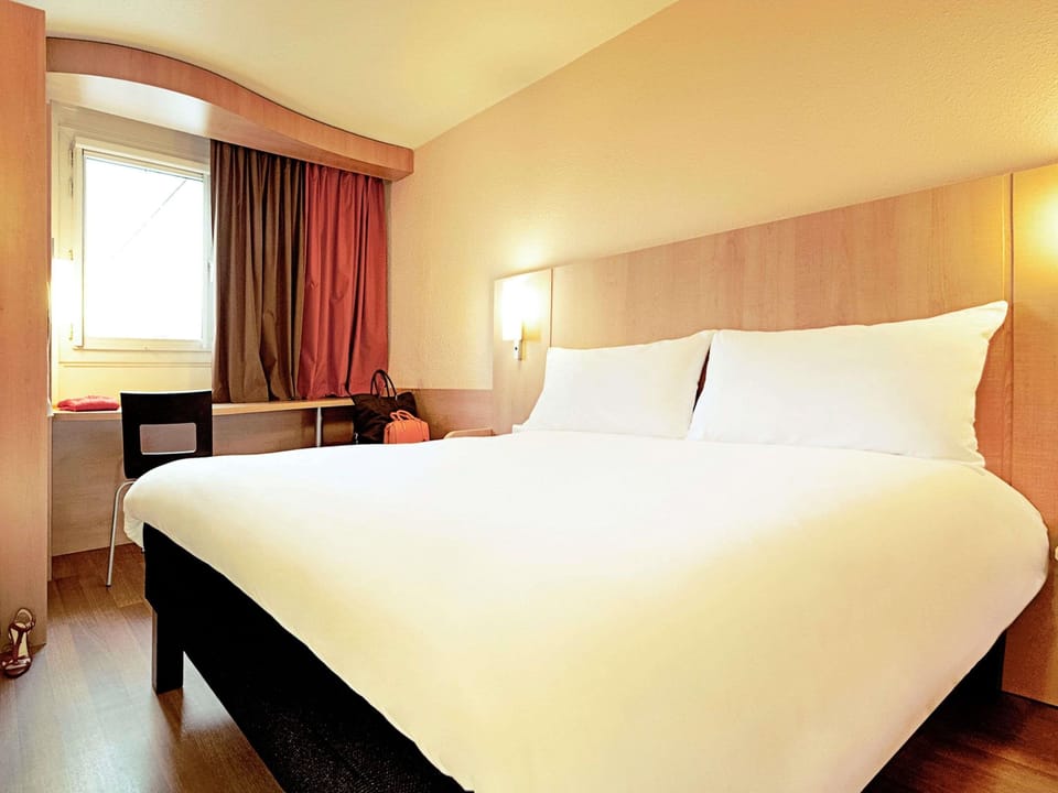Standard Room, 1 Double Bed | Desk, blackout drapes, soundproofing, iron/ironing board