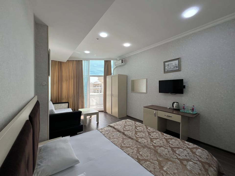 Hypo-allergenic bedding, minibar, in-room safe, blackout drapes