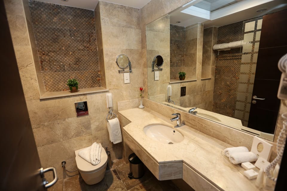 Standard Room (Club View) | Bathroom | Shower, free toiletries, hair dryer, towels