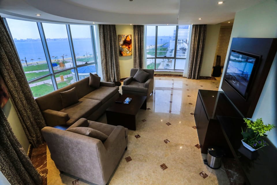 Suite (Diplomatic ) | Living area | Flat-screen TV