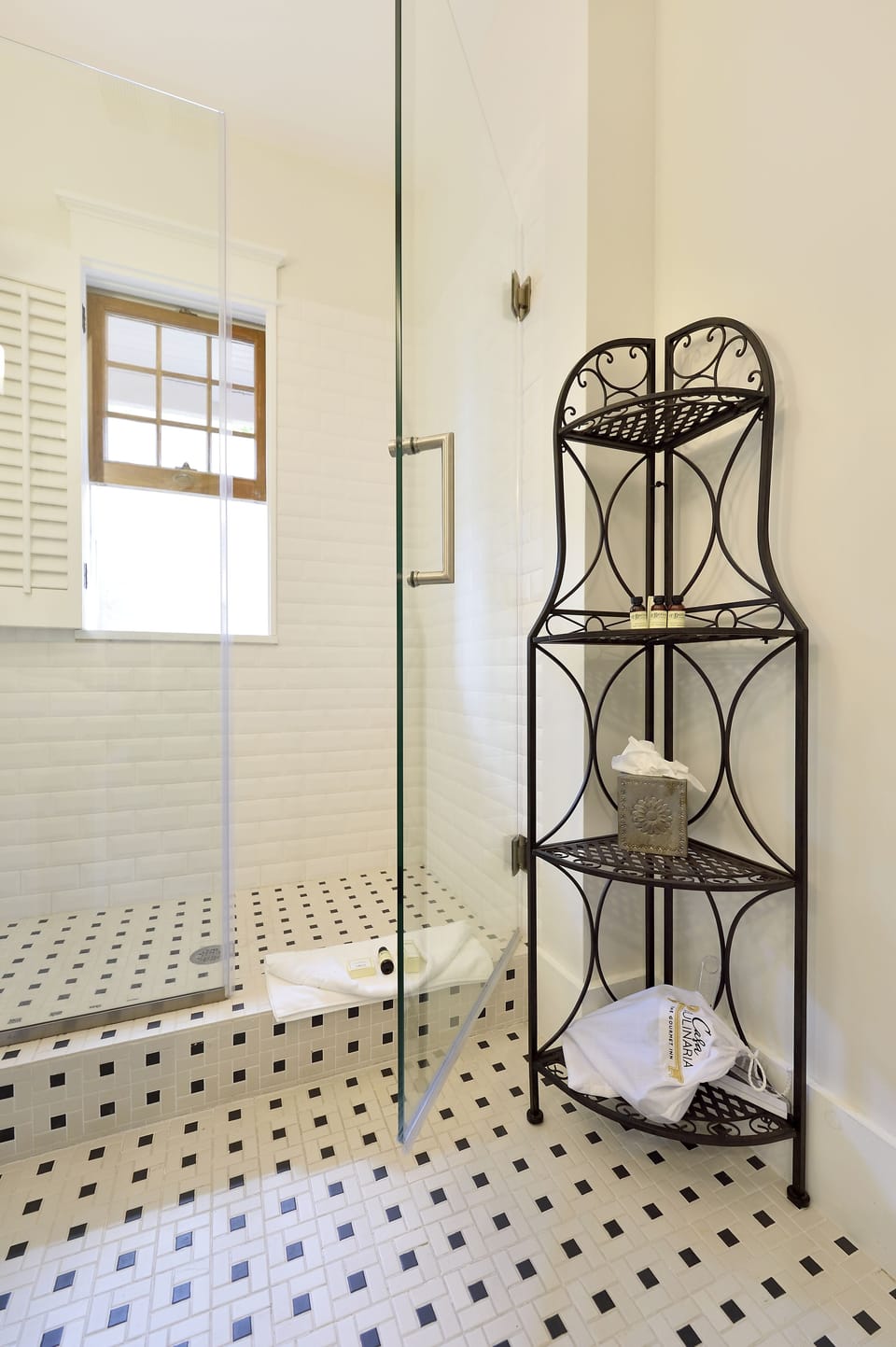 Classic Room, 1 King Bed, Garden View | Bathroom | Hair dryer, towels, soap, shampoo